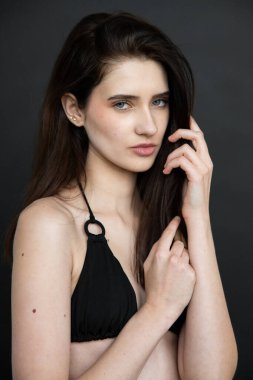 mayolu genç kadın portresi