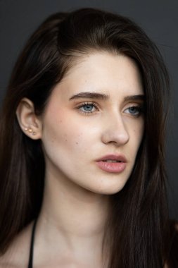 Güzel yüzlü güzel bir genç kadının portresi..