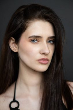 Güzel makyajlı güzel bir kızın portresi.