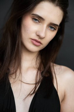 Siyah tişörtlü, esmer, güzel bir bayanın evde poz verişini yakından çek.