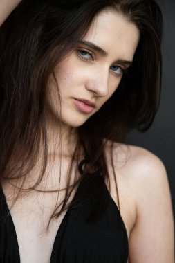 Stüdyoda poz veren güzel bir kadın..