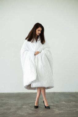 Beyaz yastıklı güzel esmer