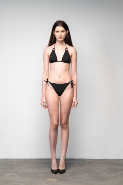 siyah iç çamaşırı poz genç güzel kız