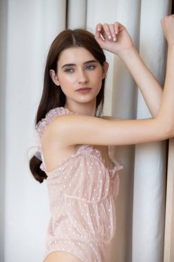 genç kadın iç çamaşırlarıyla poz