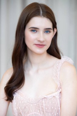 Uzun mavi saçlı bir kızın portresi.