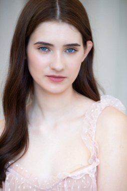 Mavi elbiseli güzel bir kızın portresi..