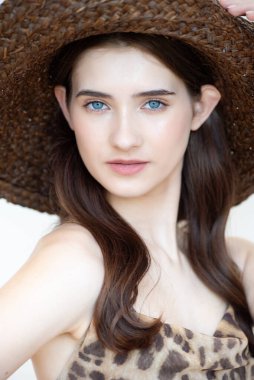 Şapkalı çekici bir kadının portresi..