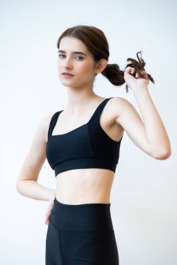 kadında germe egzersiz yaparak spor giyim