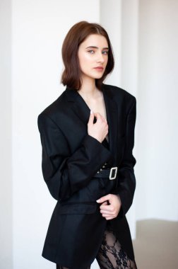 Odada poz veren güzel bir kadın.