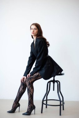 siyah montlu genç kız