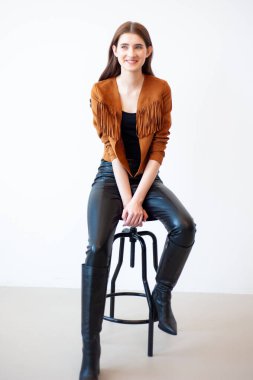 Genç kız güzel bir deri ceket