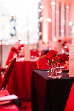 Restoranda kırmızı çiçek var.
