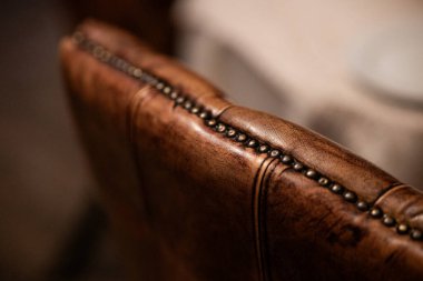 Kahverengi deri koltuğun yakın çekimi.