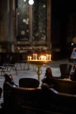 Akşamları kilisede mum yakmak.