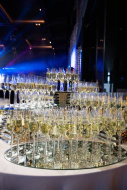 Düğün masasında boş şampanya bardakları.