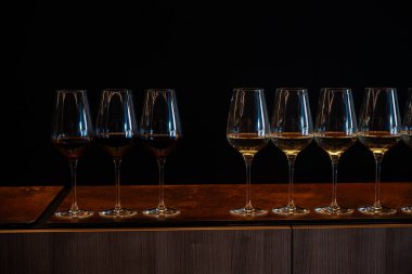 bir ahşap bar sayaç üzerinde boş gözlük