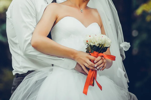 新娘的婚纱在婚礼仪式前束 — 图库照片