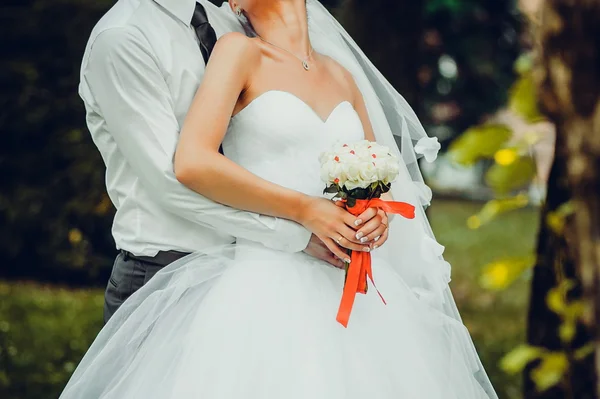 Noiva em vestido de noiva com buquê antes da cerimônia de casamento — Fotografia de Stock