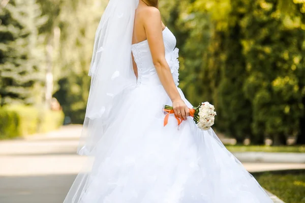 Panny młodej w sukni ślubnej z bukiet przed ślub — Zdjęcie stockowe