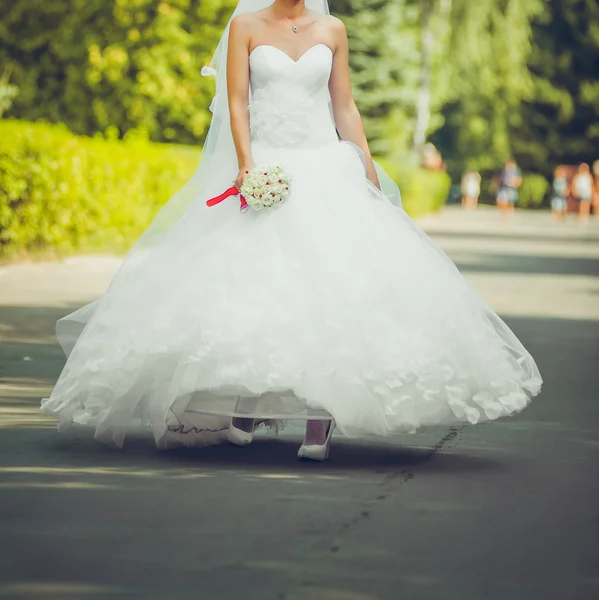 Noiva em vestido de noiva com buquê antes da cerimônia de casamento — Fotografia de Stock