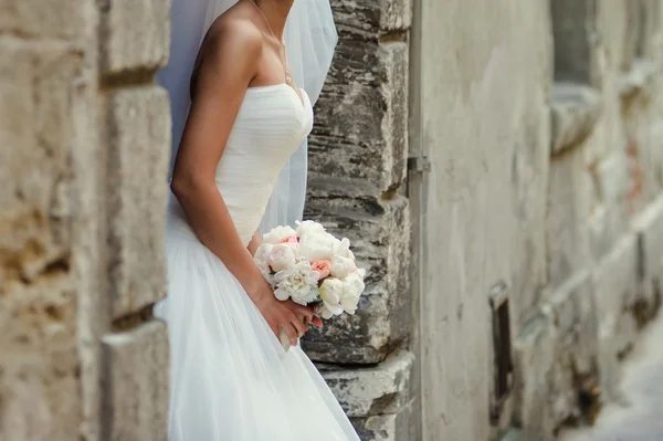 Braut im Brautkleid mit Blumenstrauß vor der Trauung — Stockfoto