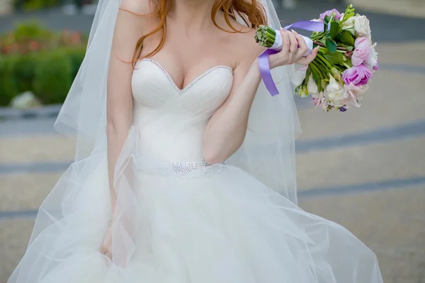 Bride in wedding dress with bouquet before wedding ceremony — Stock Photo, Image