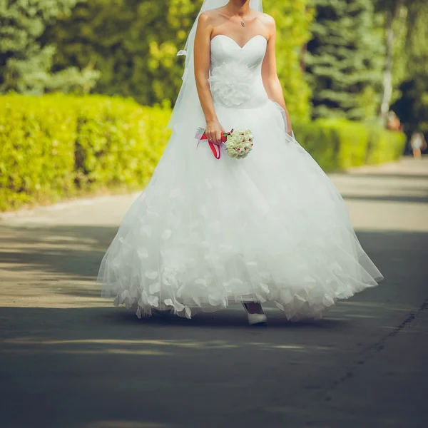 結婚式の前にブーケとウェディング ドレスの花嫁 — ストック写真