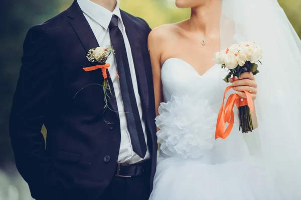Noiva em vestido de noiva com buquê antes da cerimônia de casamento — Fotografia de Stock