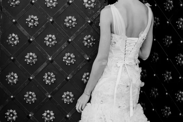 Наречена у весільній сукні з букетом перед церемонією одруження — стокове фото