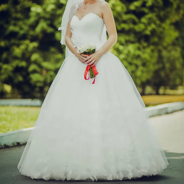 Braut im Brautkleid mit Blumenstrauß vor der Trauung — Stockfoto