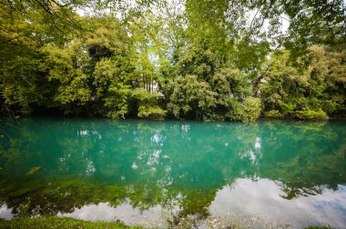 Venedik - kuzeydoğu İtalya kanallar tarafından ayrılmış ve köprü ile bağlantılı birçok küçük adadan bir grup üzerinde oturtulmuş bir şehirdir