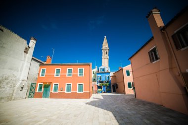 Burano Venedik Gölünde, kuzey İtalya 'da bir adadır; Venedik' in kendisi gibi, köprülerle birbirine bağlı dört adanın takımadası olarak adlandırılabilir..