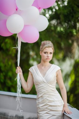 Güzel gelin buketi önce düğün töreni ile