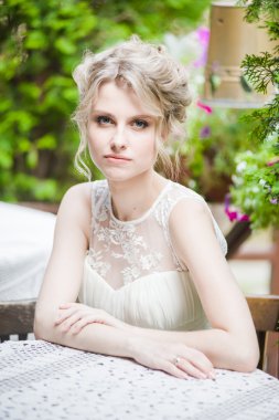 Güzel gelin buketi önce düğün töreni ile