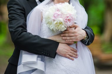 Damat gelini sarılmak. Büyük düğün buketi.