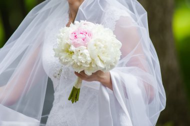 Güzel gelin buketi önce düğün töreni ile