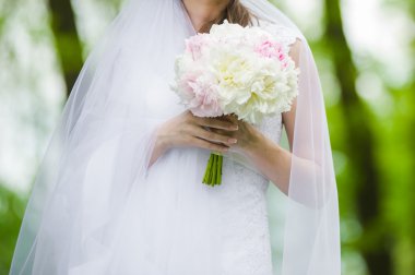 Güzel gelin buketi önce düğün töreni ile