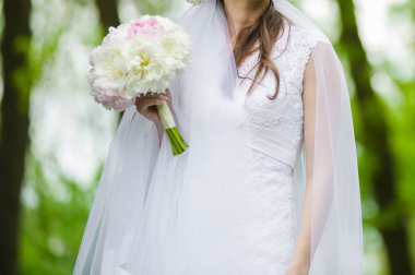 Güzel gelin buketi önce düğün töreni ile