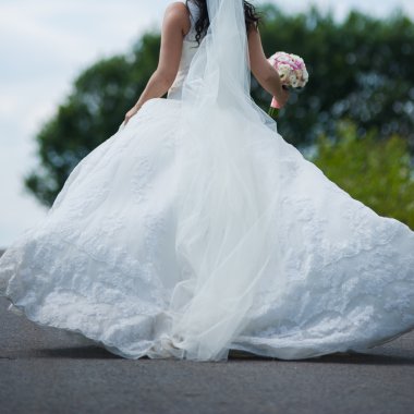 Güzel gelin buketi önce düğün töreni ile