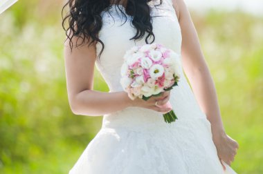 Güzel gelin buketi önce düğün töreni ile