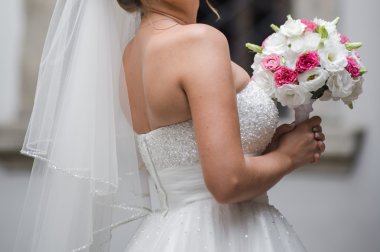 Güzel gelin buketi önce düğün töreni ile