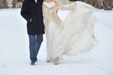 Damat gelini sarılmak. Büyük düğün buketi.