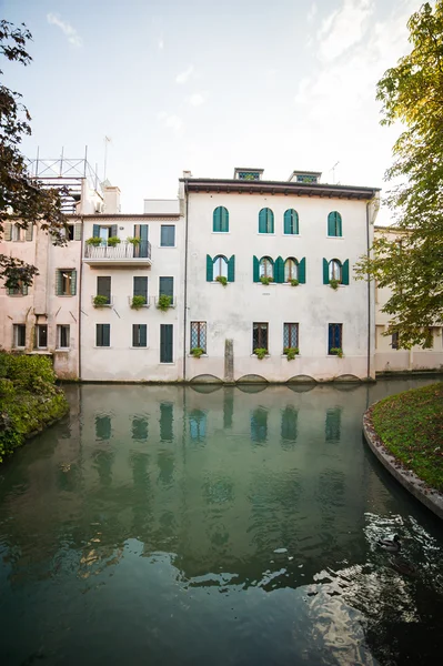 Venise - est une ville du nord-est de l'Italie située sur un groupe de nombreuses petites îles séparées par des canaux et reliées par des ponts — Photo