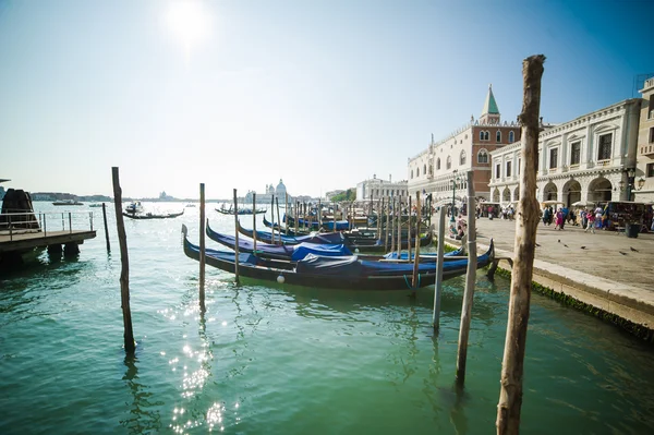 Venecia es una ciudad en el noreste de Italia situada en un grupo de muchas islas pequeñas separadas por canales y unidas por puentes — Foto de Stock