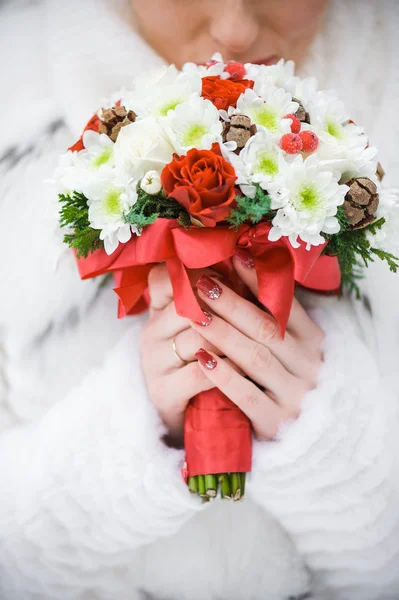 Beautiful bride with bouquet before wedding ceremony — Stock Photo, Image