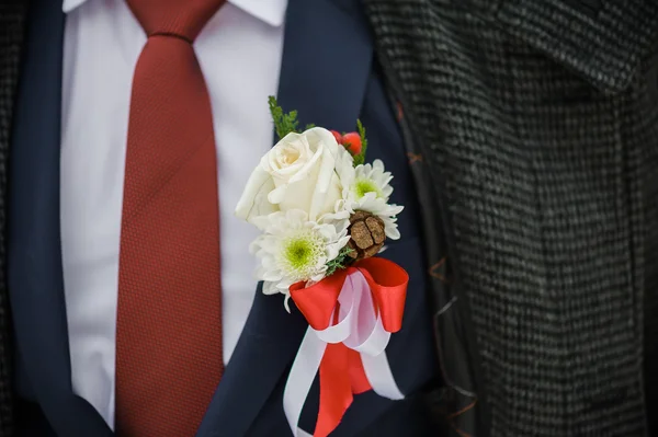 Bela noiva com buquê antes da cerimônia de casamento — Fotografia de Stock