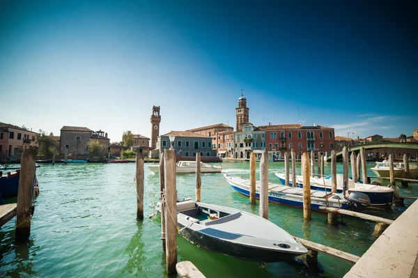 Venecia es una ciudad en el noreste de Italia situada en un grupo de muchas islas pequeñas separadas por canales y unidas por puentes — Foto de Stock