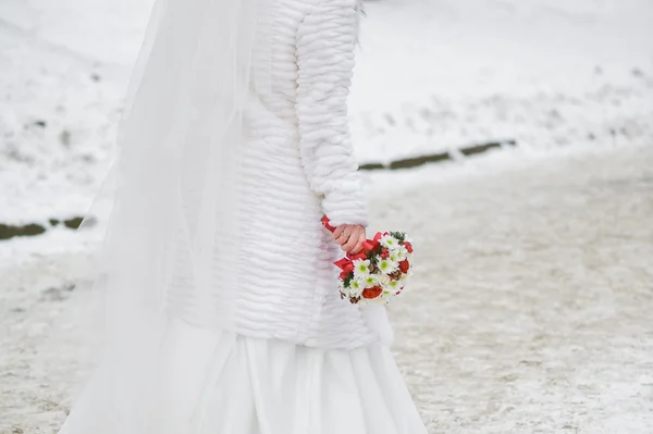 Bella sposa con bouquet prima della cerimonia nuziale — Foto Stock