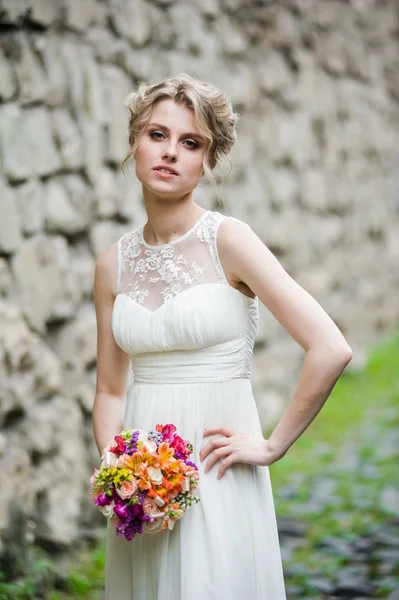 Tersenyum indah pengantin pada hari pernikahan Anda dengan buket besar di dekat gereja . — Stok Foto