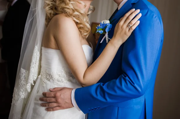 新郎は、花嫁を抱擁します。盛大な結婚式の花束. — ストック写真
